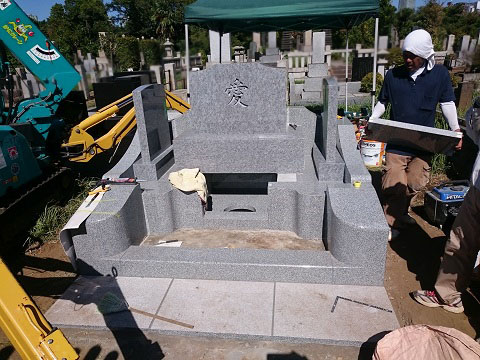 東京都 青山霊園で新しい墓石工事④日本加工 庵治石細目の墓石建立