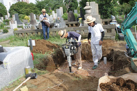 東京都営 青山霊園で新しい墓石工事①掘削・鉄筋組み