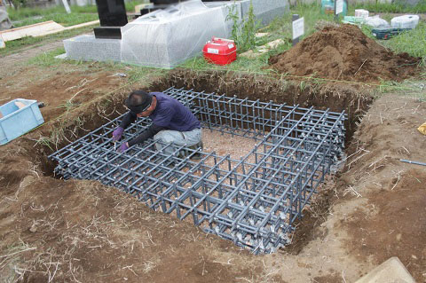 東京都営 青山霊園で新しい墓石工事①掘削・鉄筋組み