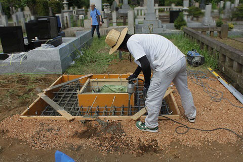 東京都営 青山霊園で新しい墓石工事①基礎工事