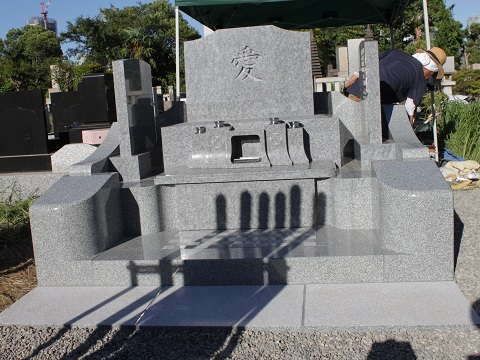 東京都 青山霊園で新しい墓石工事④日本加工 庵治石細目の墓石建立