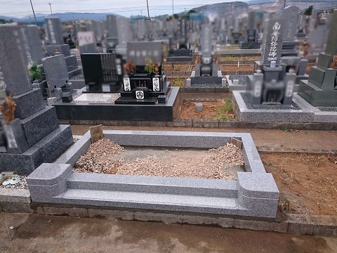 大垣北部霊園で新しい墓石工事②外柵設置