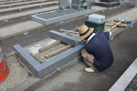安八郡神戸町営 北部霊園で新しい墓石工事②外柵設置