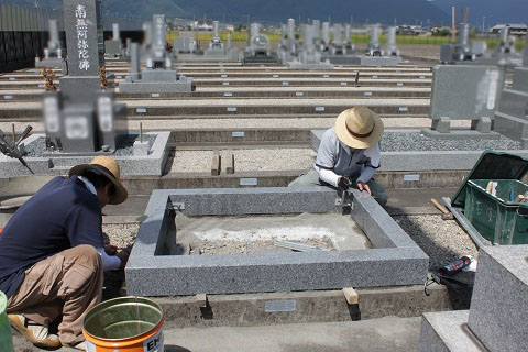 安八郡神戸町営 北部霊園で新しい墓石工事②外柵設置