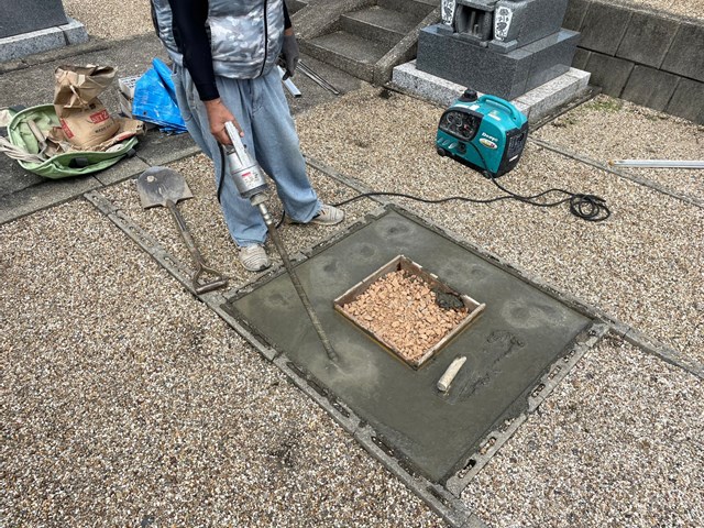 名古屋市緑区 寺院墓地で新しいお墓の建立①基礎工事